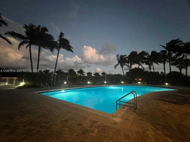 Building Photo - 6515 Collins Ave