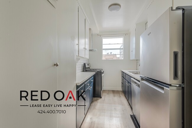 Building Photo - Spacious and Bright One Bedroom Featuring ...