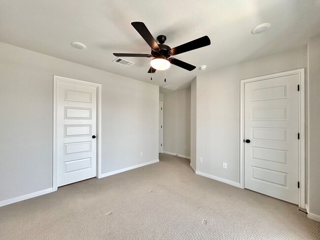 Building Photo - Spacious 3/BR 2.5/BA Home with Modern Fini...