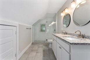 Building Photo - 915 E 29th St