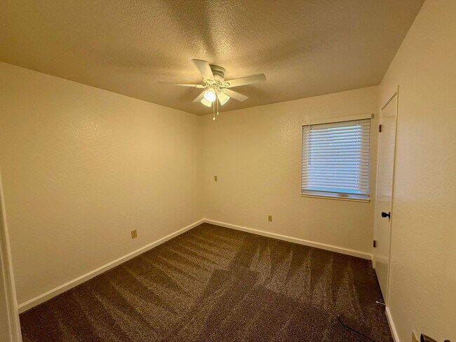 Building Photo - Single story home in established neighborhood!