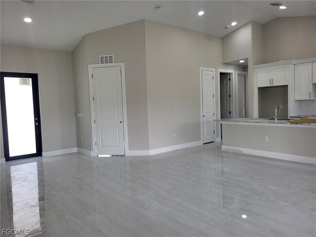 Building Photo - 654 NE 5th Pl