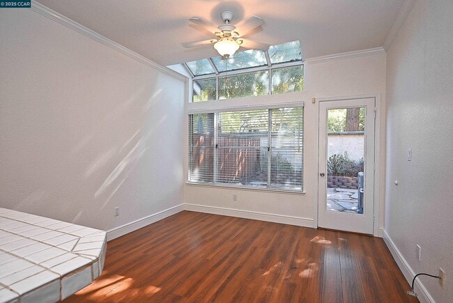 Building Photo - 6198 Lakeview Cir