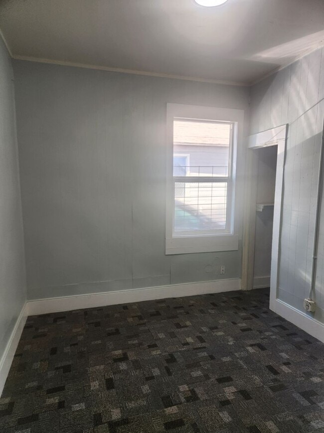 Building Photo - E. Walnut 2br 1 ba w/d hookup