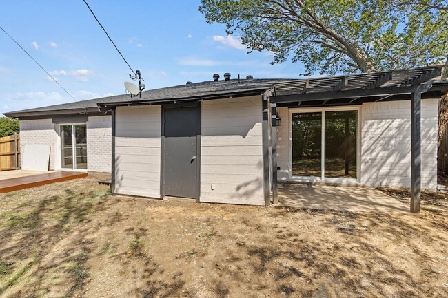 Building Photo - 6000 Cool Springs Dr