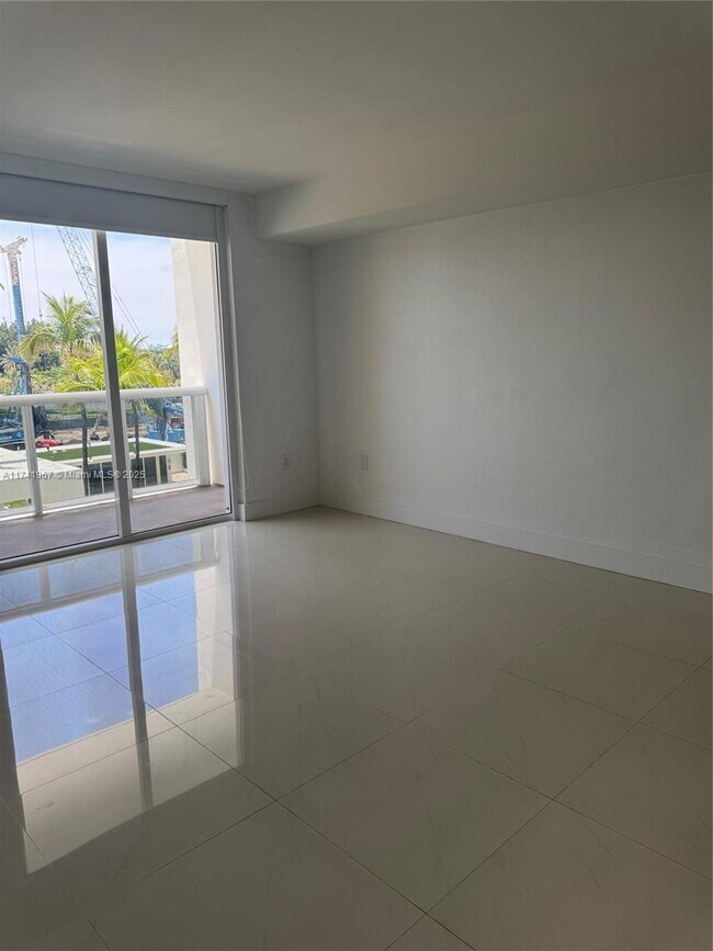 Building Photo - 10275 Collins Ave