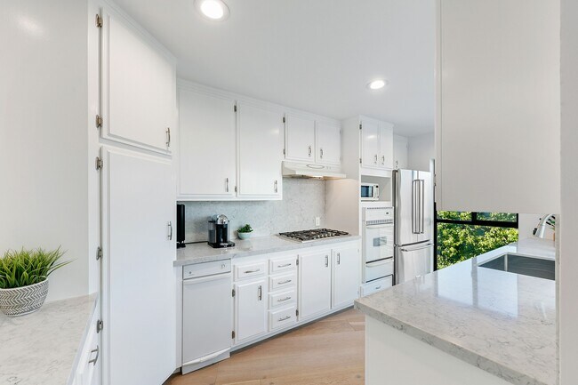 Building Photo - 6502 Dume Dr