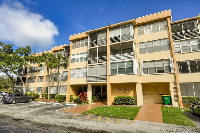 Building Photo - 2751 Taft St