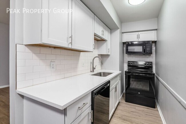 Building Photo - 558 Riverview Dr