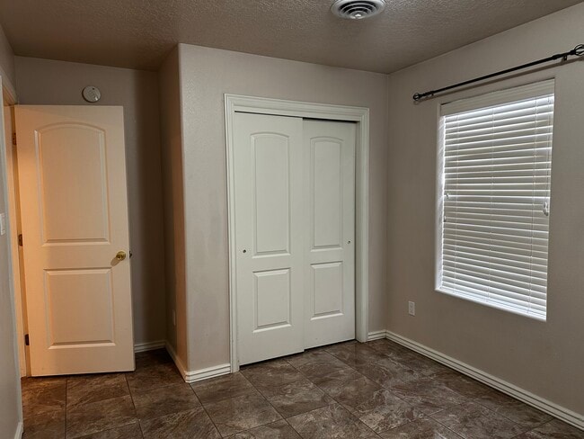 Building Photo - 613 Mesa Vista Dr