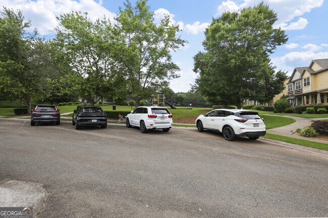 Building Photo - 423 Royal Cres Ln E