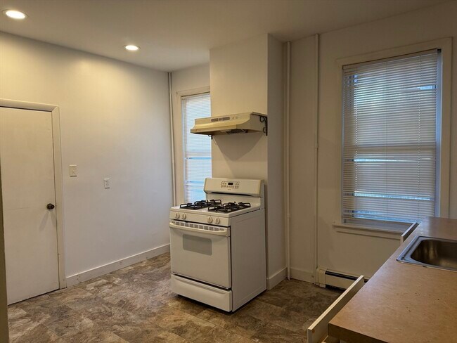 Building Photo - 184 London St