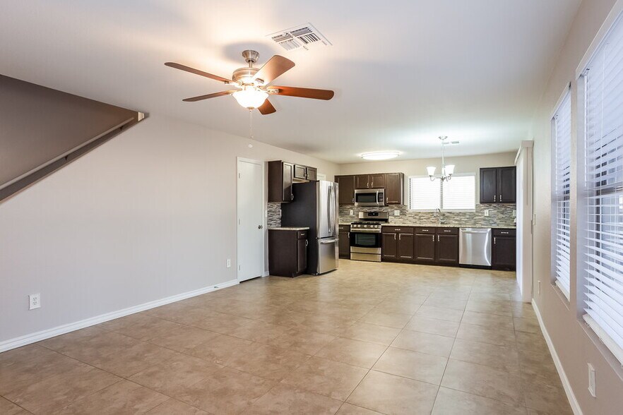 Building Photo - 2809 E Cherry Hills Dr