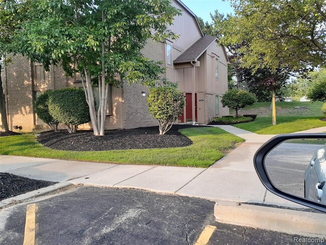 Building Photo - 27420 Evergreen Rd