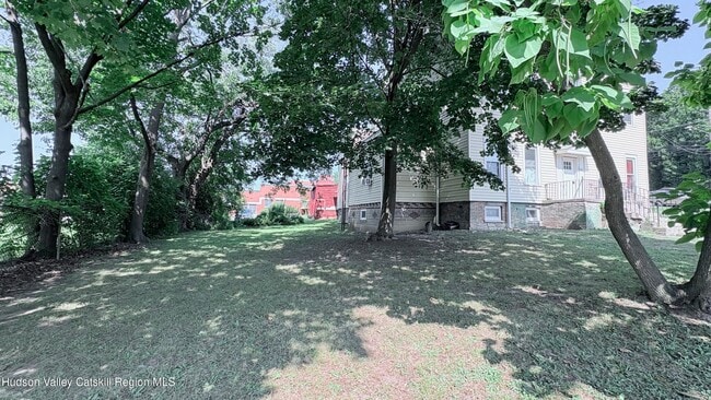 Building Photo - 834 Warren St