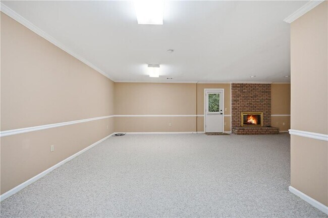 Building Photo - 5525 Hampstead Way