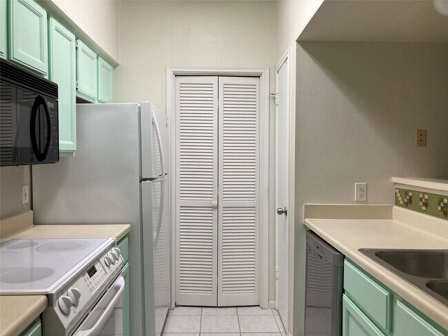 Building Photo - 6500 Harbor Town Dr