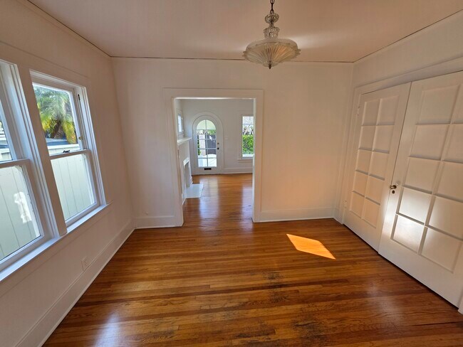 Building Photo - 126 Breeze Ave