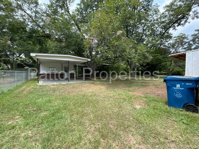 Building Photo - 999 Seminole Dr