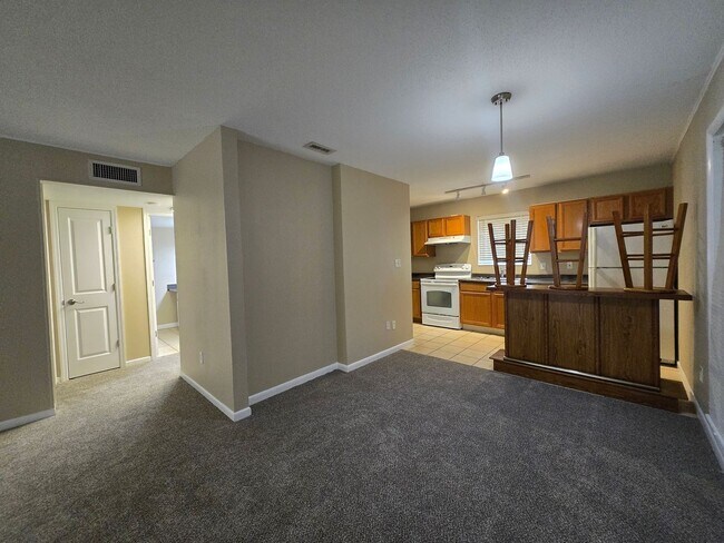 Building Photo - 2 bedroom, 2 bath/1st Floor Unit in Hawthorne Reserve