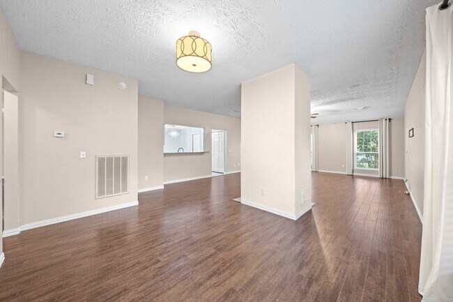 Building Photo - 18178 Holly Green Dr