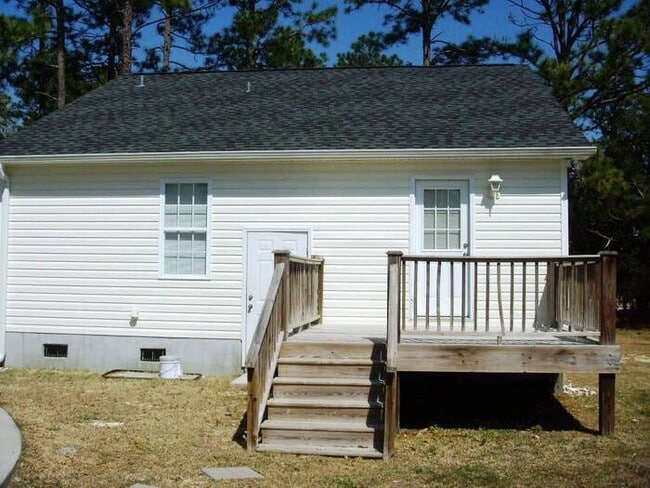 Building Photo - Students welcome! 3 BR House with rocking ...