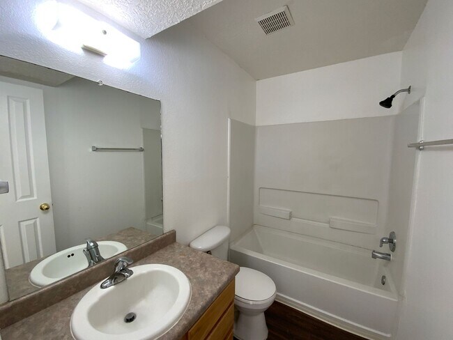 Building Photo - 3 Bedroom Single Story Home Near Northern Blvd NE & Loma Colorado Blvd NE!