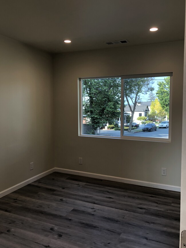 Building Photo - 907 El Camino Real