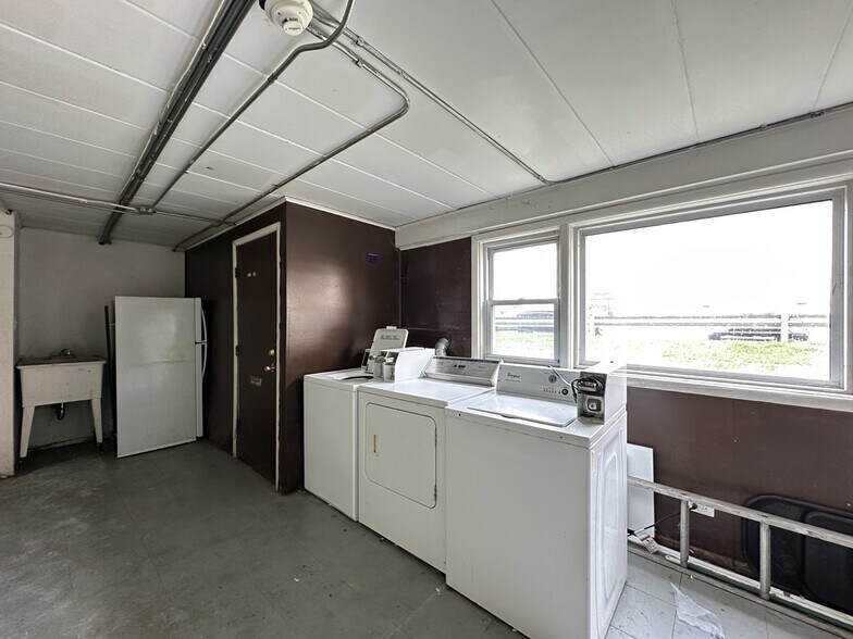 Building Photo - 9620 Ivanhoe Ave