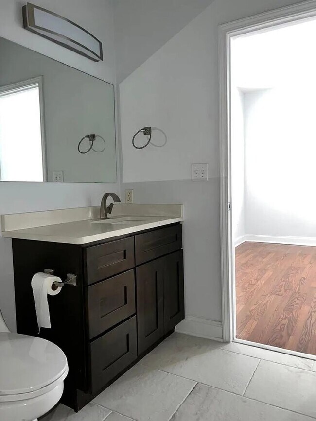 Building Photo - 2 Bed/ 2 Bath Condo located in one of Charlotte's most desired neighborhoods