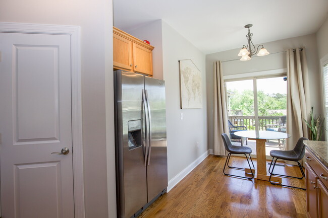 Building Photo - Charming End-Unit Townhome in Southern Pines