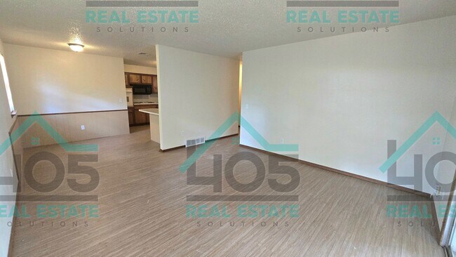 Building Photo - 3 Bed 2 Bath with ALL the Amenities!
