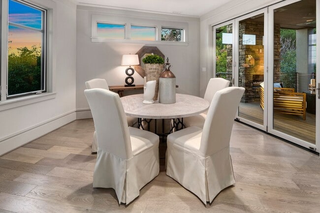 Building Photo - 6Bd/6.5Ba Clyde Hill House