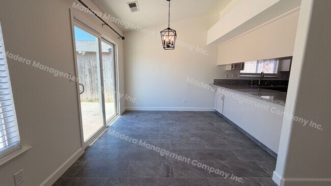 Building Photo - 4 Bed/ 2 Bath Available Now!