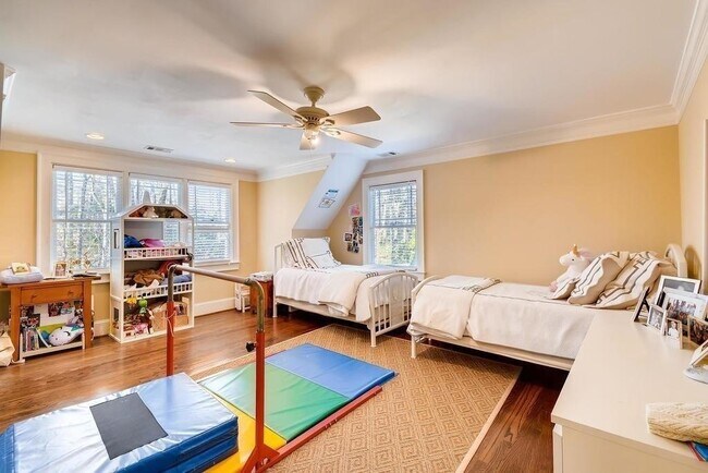 Building Photo - 2105 Brookview Dr NW