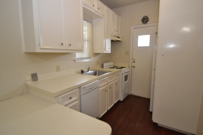 Building Photo - 4401 Speedway- Free Cable and Internet-Available for August!