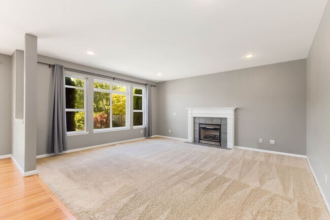 Building Photo - Beautiful 5 Bedroom Mill Creek Home backin...