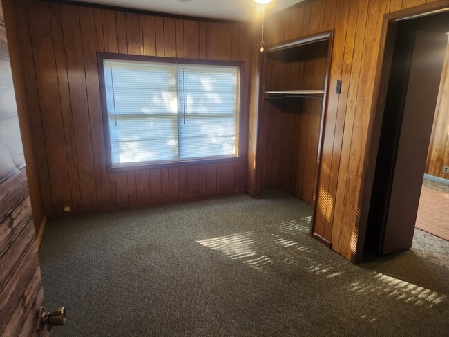 Building Photo - 1116 E Academy St