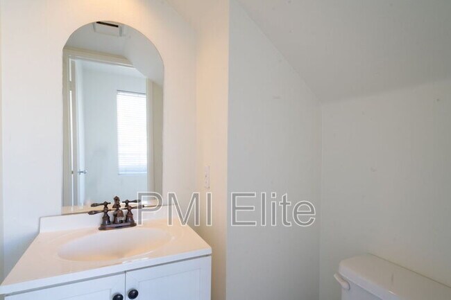 Building Photo - 27879 Skycrest Cir Dr