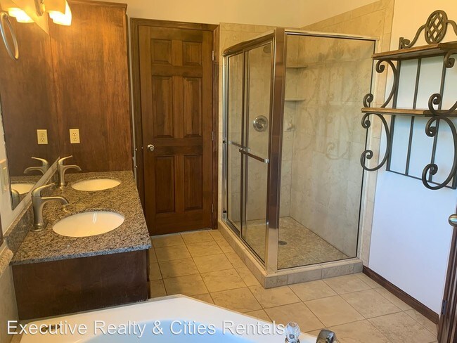 Building Photo - 6 br, 4 bath House - 6086 Summit Curve S