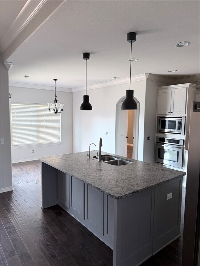 Building Photo - 7245 Devonshire Ave