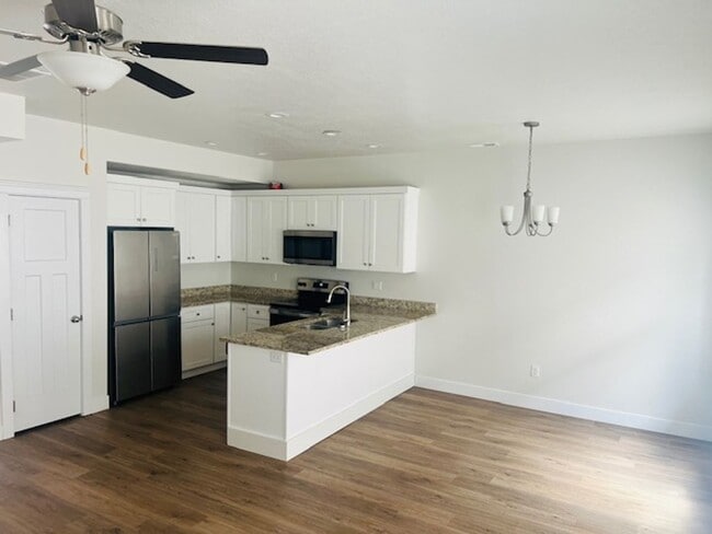 Building Photo - 2021 town home with garage and central air