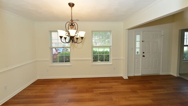 Building Photo - Renovated home with Sunroom!