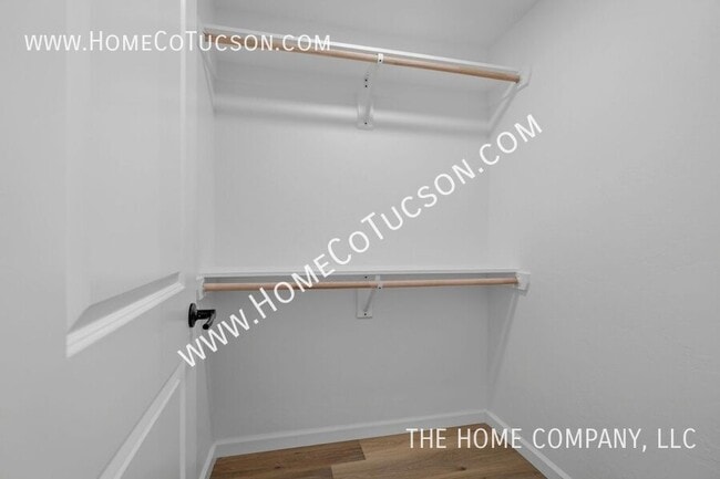 Building Photo - 7461 E Victoria Dr