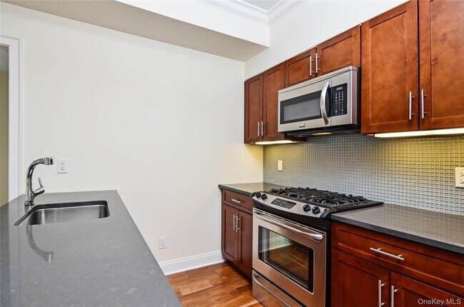 Building Photo - 30 Elm Pl