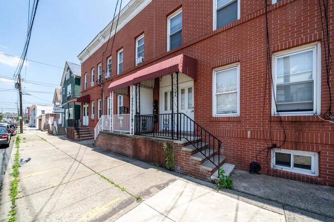 Building Photo - 164 Orient St