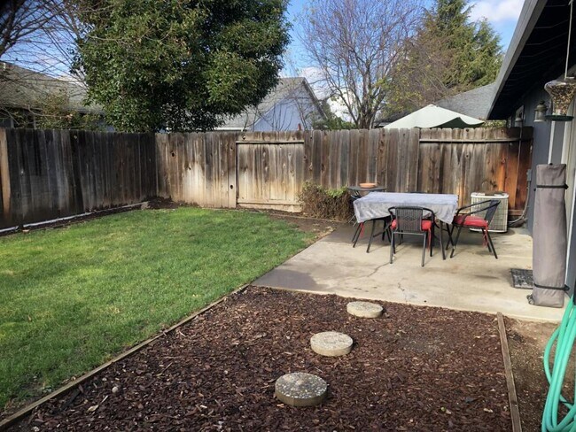 Building Photo - 565 Primrose Dr