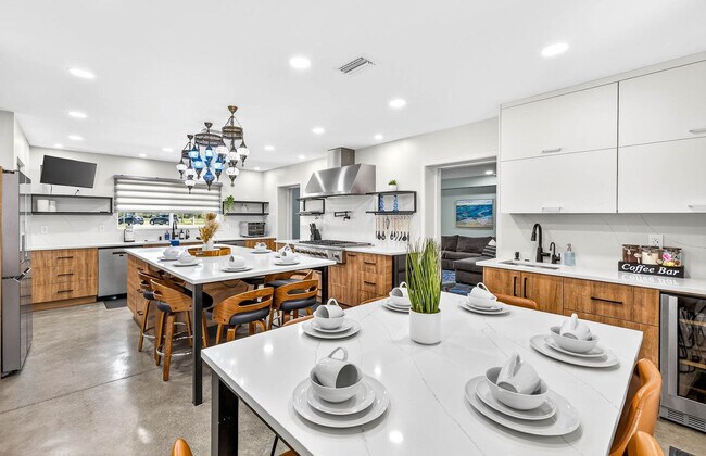 Building Photo - 319 Brentwood Dr