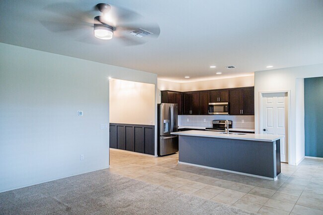 Building Photo - 12640 N Wildrose Dr