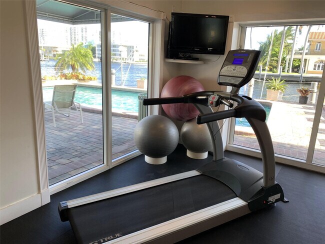 Building Photo - 2900 NE 30th St